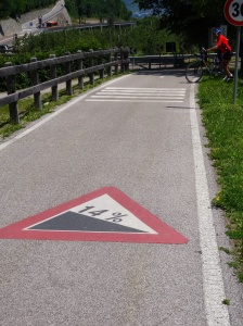 This signs warns the descenders. There is no such warning at the bottom.